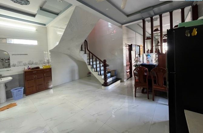 Bán gấp nhà MT đường Nguyễn Thìn, Chợ Long Thuận , Gò Công Đông, Tiền Giang